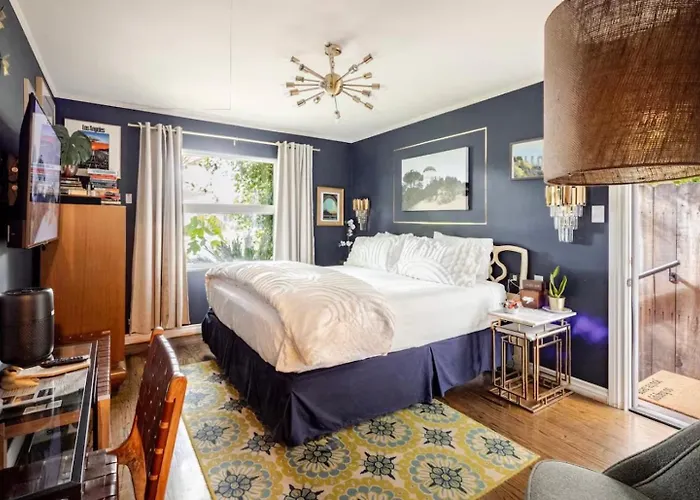 The Vine Studio City - Cal King - Private Entrance